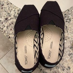 Toms black shoes in 5 wide.
